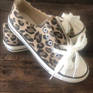 New in box Leopard tennis shoe size 6.